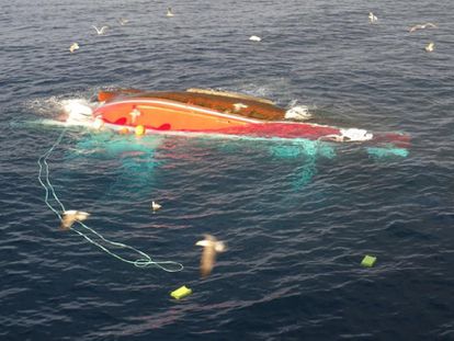El pesquero Maremi que ha volcado esta madrugada a nueve millas al norte de Cabo Mayor, al oeste de Santander. Foto cedida por la delegación del Gobierno en Cantabria.