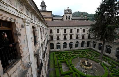 El claustro noble del monasterio de Corias, que conserva un jardín de boj y una araucaria centenaria traída de Chile.
