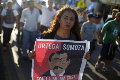 Una mujer con una pancarta contra Daniel Ortega durante una protesta en Managua (Nicaragua).