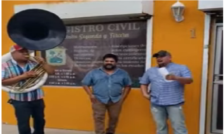 VIDEO: Hombre celebra su divorcio cantando con banda afuera del Registro Civil