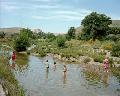 Un grupo de bañistas en el río Grío, un afluente del Jalón, en la provincia de Zaragoza. Una vecina, María Pilar Pellicer, nos dijo: “Maño, esto era un bum el verano pasado, porque la gente casi no se movió en vacaciones y solo teníamos el río”.