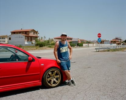 Jaime García posa junto a su Golf R32 en Bujaraloz, en el borde sur del desierto de los Monegros.