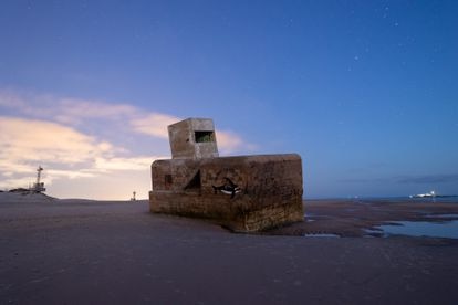 Imagen nocturna del búnker de la Punta del Boquerón en San Fernando (Cádiz) . El búnker se encuentra en un progresivo estado de deterioro, con riesgo de derrumbe.