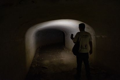 El técnico de Turismo de San Roque, Carlos Jordán, alumbra con su linterna el interior de un pasadizo de unos 500 metros de longitud que cruza toda la sierra Carbonera en La Línea de la Concepción.