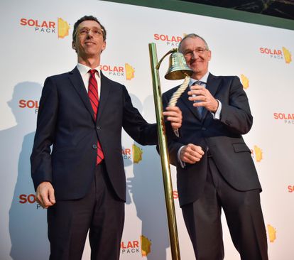 El presidente de Solarpack, José Galíndez (derecha) y el consejero delegado, Pablo Burgos durante el toque de campana de salida a Bolsa de la compañía. 