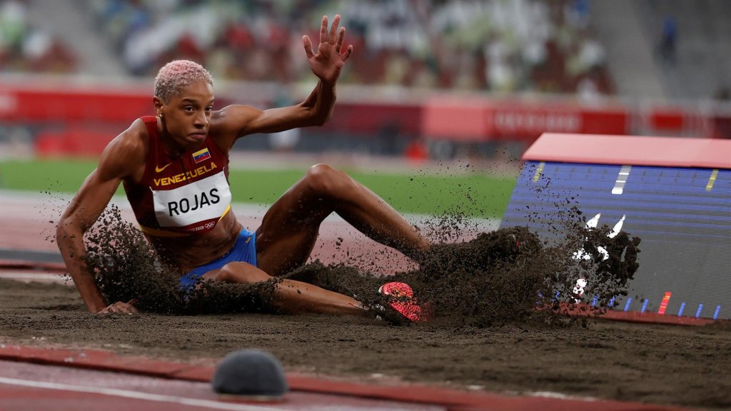 La venezolana Yulimar Rojas compite en las rondas preliminares del grupo A de triple salto femenino durante los Juegos Olímpicos 2020, este viernes en el Estadio Olímpico de Tokio (Japón)