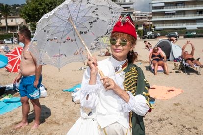 Agnès Mathieux, vestida con atuendos de la época de Napoleón en la playa de Golfo-Juan.