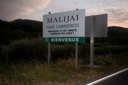 "Napoléon paró aquí. ¿Por qué no usted?”, se lee en este cartel de bienvenida a la entrada de la localidad de Malijai, en la región de Provenza.