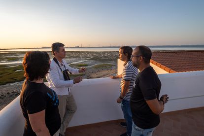 Desde la izquierda, Macarena Castro, coordinadora de MedArtSal; Juan Martín, de la ONG Salarte; Héctor Bouzo, de Marambay, y Antonio Rivero, trabajador de la salina, en la terraza de una casa salinera restaurada. 