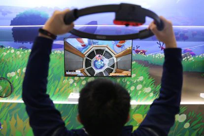 Un usuario juega a Ring Fit Adventure, el videojuego activo de Nintendo centrado en la práctica de ejercicio físico