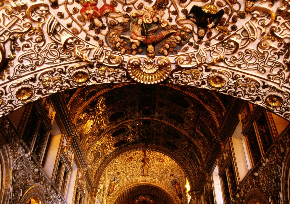 La decoración dorada del templo de Santo Domingo.