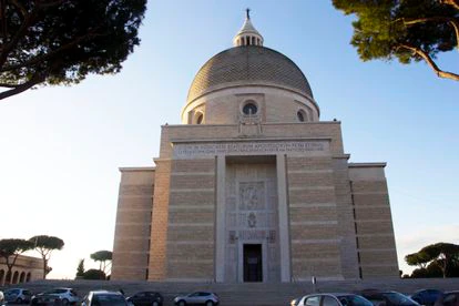  Basílica San Pietro y Paolo en el barrio EUR42, en Roma.