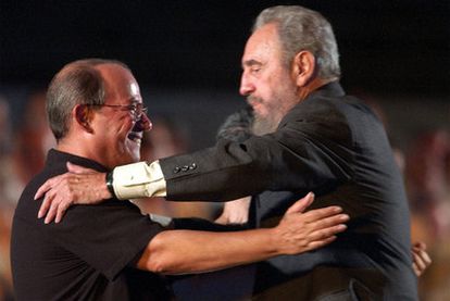 Fidel Castro y el cantautor Silvio Rodríguez, en una imagen de 2004.