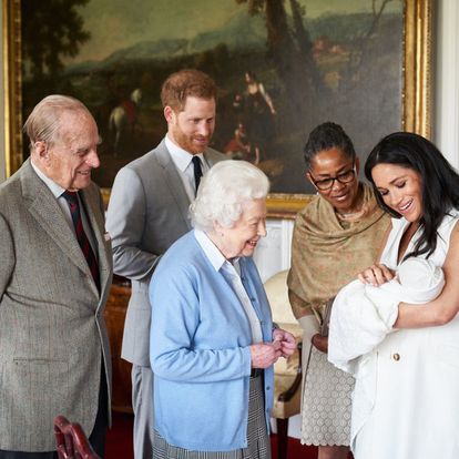 El príncipe Enrique de Inglaterra (segundo por la izquierda) y la duquesa de Sussex, Meghan Markle (a la derecha), presentan a su hijo recién nacido, Archie Harrison Mountbatten-Windsor, a la madre de la duquesa de Sussex, Doria Ragland (segundo por la derecha), y a la reina Isabel II de Inglaterra (centro) y a su esposo Felipe, duque de Edimburgo, en el castillo de Windsor (Reino Unido).