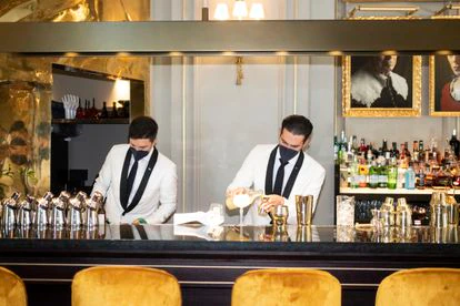 Dos camareros preparan sendos cócteles en el hotel Mandarin Oriental Ritz de Madrid.