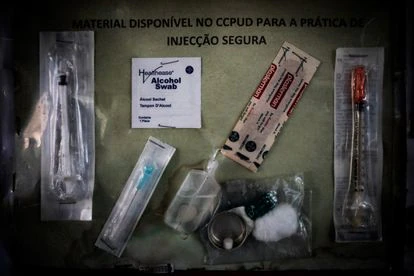 Muestra del paquete de inyección segura que MSF suministra gratuitamente a usuarios de droga en Maputo, Mozambique. Pincha en la imagen para ver la fotogalería completa. 