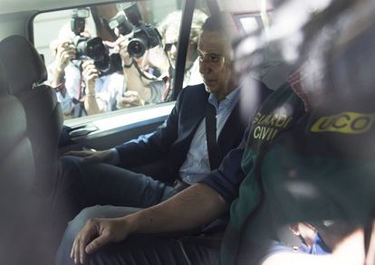 Eduardo Zaplana en un vehículo junto a guardias civiles tras el registro en su domicilio de Valencia en enero de 2020.