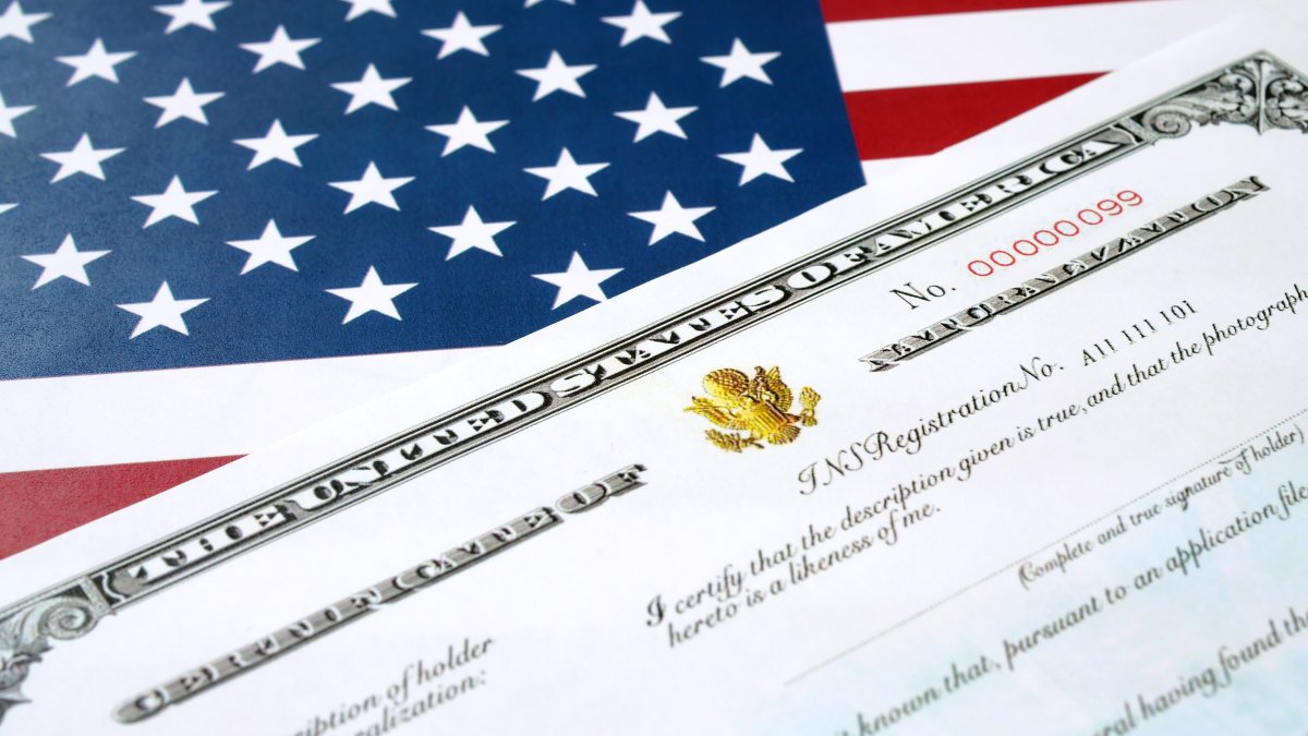 ¿Se te venció la ‘green card’? Qué puedes hacer si vas a solicitar la ciudadanía de EEUU