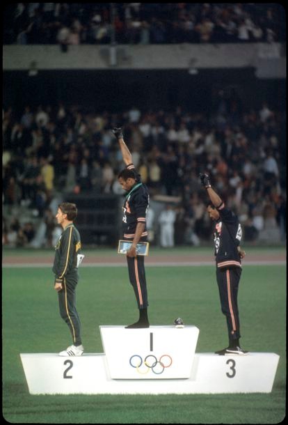 Tommy Smith y John Carlos levantan el puño en solidaridad con el Black Power en México 1968.