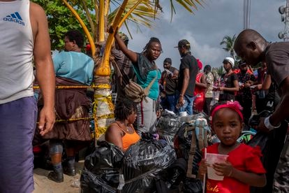Migrantes haitianos esperan por ayuda en uno de los puntos de Necoclí. 