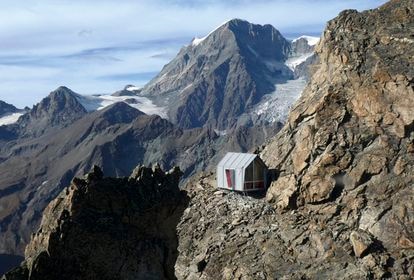Refugio en memoria del arquitecto-alpinista Luca Pasqualetti levantado por Roberto Dini y Stefano Girodo en una cima del valle de Aosta (Italia) a 3.000 metros de altura.