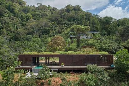 El estudio checo Formafatal diseñó esta casa en Puntarenas (Costa Rica) empleando celosías metálicas y plantando vegetación local sobre la cubierta para integrar la vivienda y rebajar el calentamiento del sol.