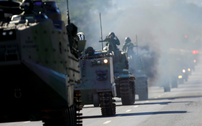 Inusual desfile militar en palacio presidencial de Brasil preocupa a clase política