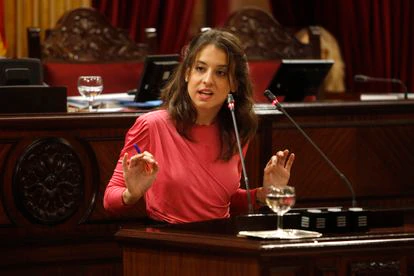 La diputada de Unidas Podemos Gloria Santiago en el Parlamento de Baleares, en diciembre de 2020. 
