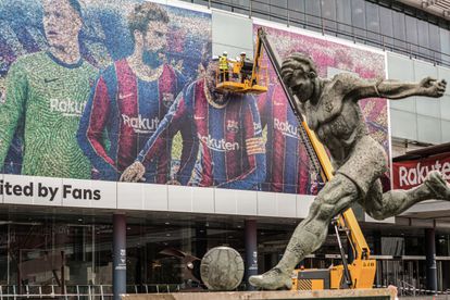 Retirada del póster de Messi de las instalaciones del Camp Nou, en la mañana de este martes, poco antes de que el delantero firmase con el PSG tras abandonar el Barcelona.
