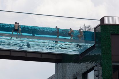 La piscina londinense es un rectángulo transparente de material acrílico con capacidad para 150.000 litros de agua.