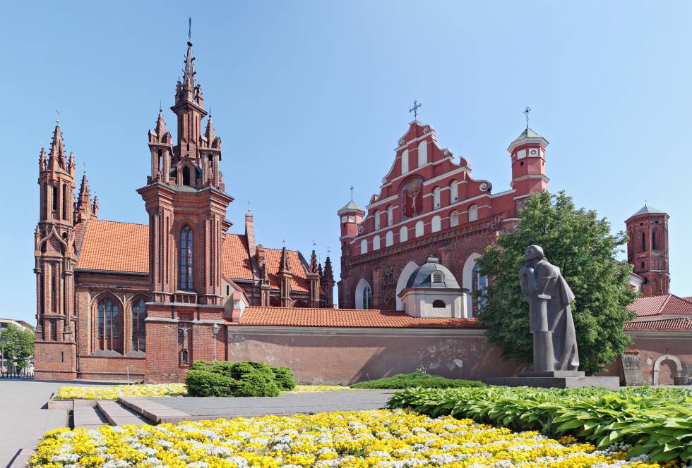 Monumento de granito a Adam Mickiewicz junto a la iglesia de Santa Ana, en Vilnius.