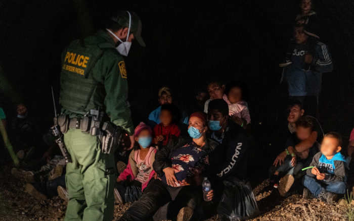 Defensores de los migrantes en EU denuncian la ‘cruel’ política de asilo de Biden