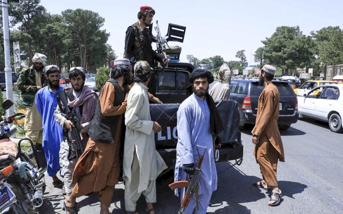 Los talibán aplazan su entrada en Kabul a la espera de la evacuación de la Embajada de EU