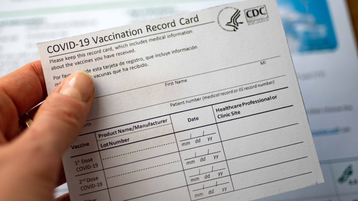 “Es ilegal y da cárcel”: Schumer exige medidas contra la compra de tarjetas de vacunación falsas