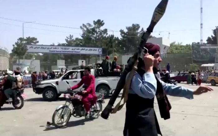 Éxodo en Afganistán; ¿de qué régimen es del que huyen?
