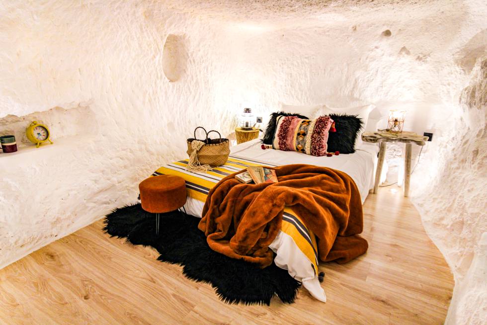 Una de las habitaciones cueva de XUQ, alojamiento ubicado en la localidad albaceteña de Jorquera.