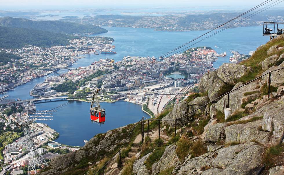 Para ver Bergen en todo su esplendor lo mejor es subir al monte Fløyen, un espacio verde en el que también hay rutas senderistas o se puede ir en canoa por el lago Skomakerdiket.