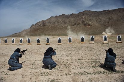 Tres mujeres policías afganas reciben entrenamiento en un campo de tiro por Caribinieri italianos en las afueras de Kabul, Afganistán, 13 de abril de 2010.