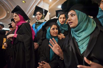 Varias mujeres se graduan en lengua y literatura, en la Universidad de Kabul, 2010.