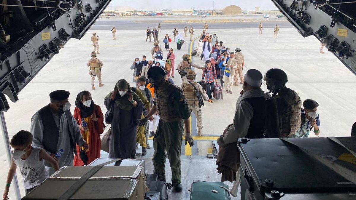 El primer avión enviado por España a Kabul vuela ya hacia Madrid con 53 españoles y colaboradores afganos