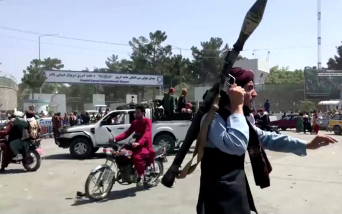 Estados Unidos informa que los talibán impiden a los afganos salir del país por el aeropuerto de Kabul