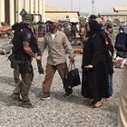 Miembros del GEO de la Policía Nacional trasladan a colaboradores afganos para su evacuación de Kabul.