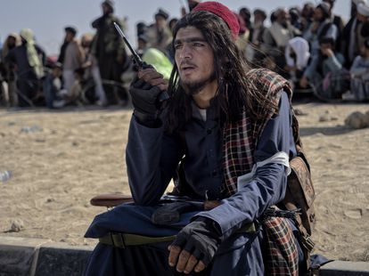 Un joven combatiente talibán en el recinto del aeropuerto de la ciudad de Kandahar, el 14 de agosto.