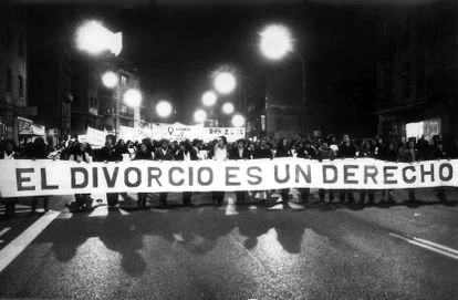 Manifestación a favor del divorcio en Madrid convocada por organizaciones feministas, partidos de izquierdas, sindicatos y asociaciones de vecinos en enero de 1981. 
