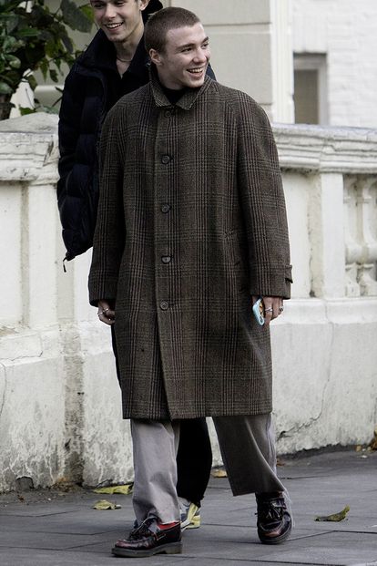 Rocco Ritchie paseando por Londres en 2017. Luce un abrigo que fácilmente podría haber salido del guardarropa de 'Sherlock Holmes' la película que dirigió su padre.