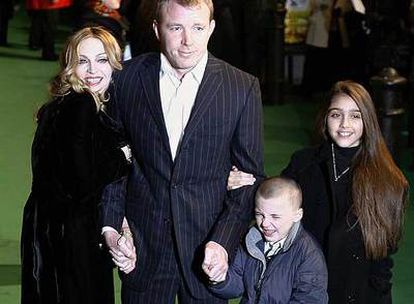 Madonna y Guy Ritchie, con Lourdes María y Rocco en 2004.