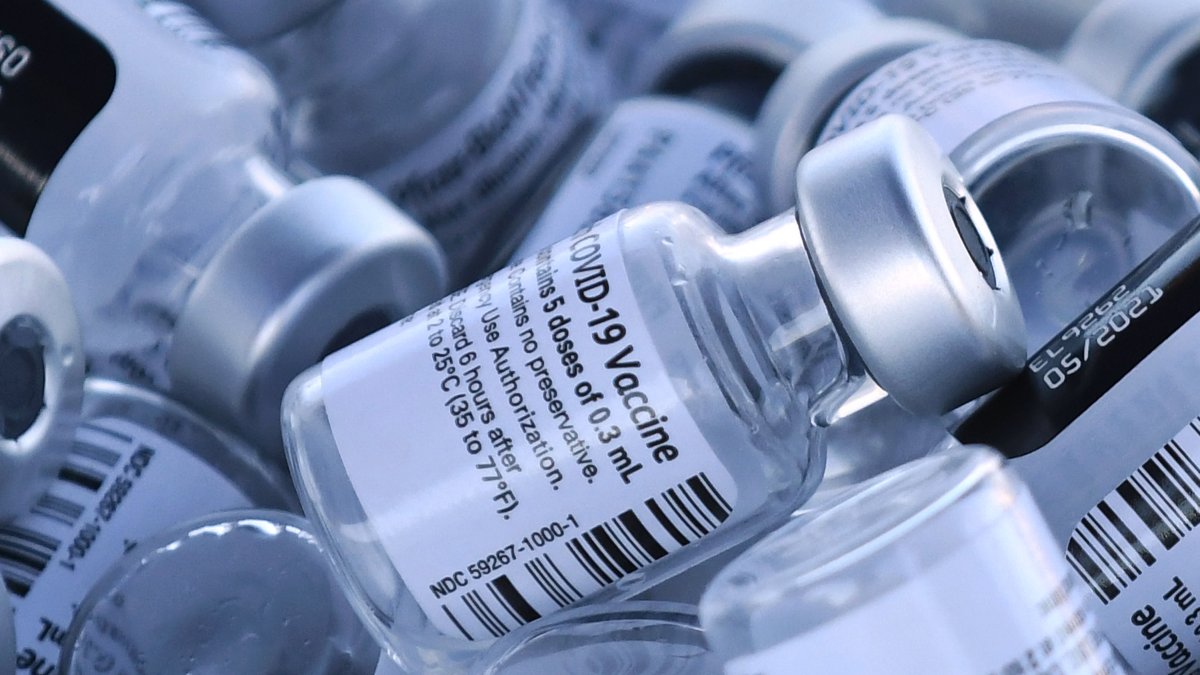 Informes: la FDA podría dar aprobación total de la vacuna de Pfizer contra COVID-19 el lunes