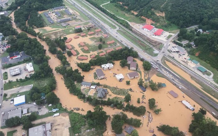 Estados Unidos: Al menos diez muertos y decenas de desparecidos por las inundaciones en Tennessee