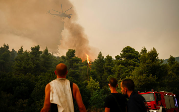 Evacuan pueblos en Grecia a medida que se extiende un incendio forestal cerca de Atenas