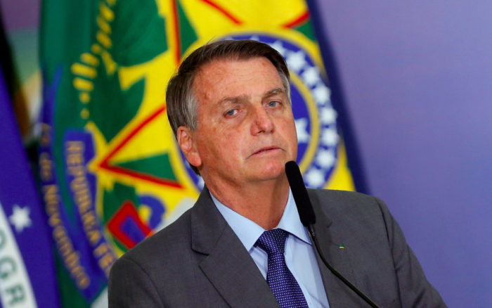 Bolsonaro quiere que se fije una fecha para poner fin a uso de mascarillas en Brasil